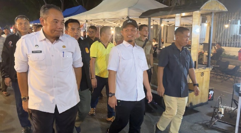 Wali Kota (Wako) Pekanbaru, Agung Nugroho saat meninjau kawasan kuliner malam di Jalan Cut Nyak Dien, Rabu (28/5/2025) malam.