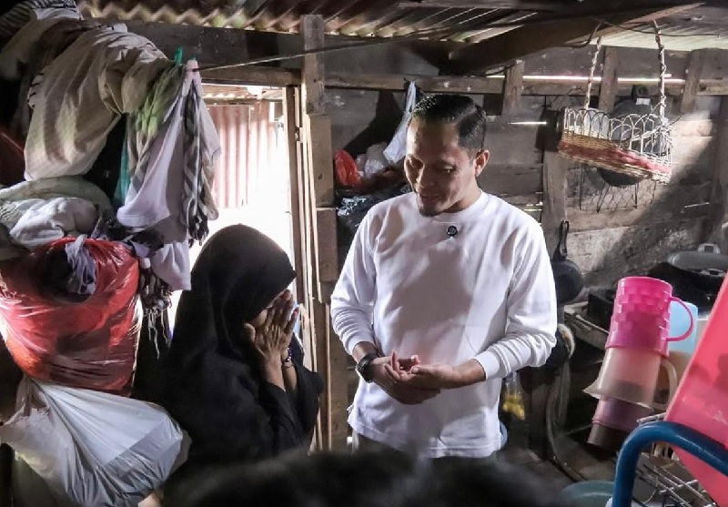 Irda, Warga Sri Meranti, Kecamatan Rumbai menangis terharu di depan Wako Pekanbaru Agung Nugroho, Rabu (28/5/2025).