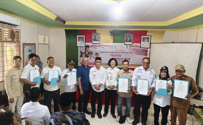 Camat Reteh, Zailani foto bersama setelah mendampingi Kades menerima akta pendirian koperasi desa di aula Kecamatan Reteh, Inhil, Rabu (28/5/2025).