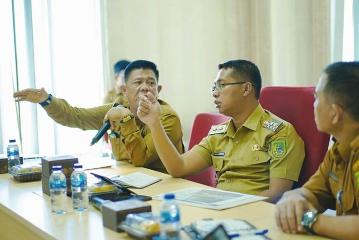 Wabup Rohil Jhony Charles saat memimpin rapat menyikapi kesiapan pemkab Rohil menyukseskan program Sekolah Rakyat (SR) di Rohil, baru-baru ini.