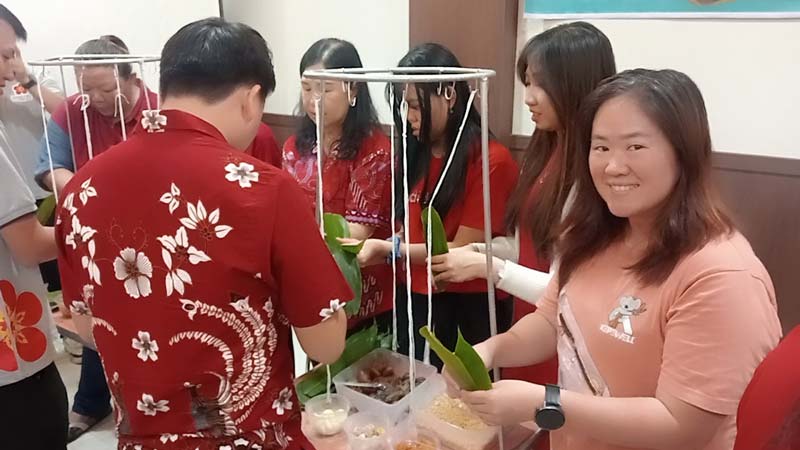 Muda-mudi Tionghoa belajar membuat bacang saat mengikuti kegiatan Festival Dragon Boat 2025 yang diselenggarakan oleh PSMTI Pekanbaru, Kamis (29/5/2025).