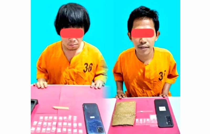 Dua tersangka pengedar narkoba DK (kanan) dan buruh harian lepas MG diamankan Tim Satres Narkoba Polres Pelalawan bersama barang bukti, Rabu (28/5/2025)