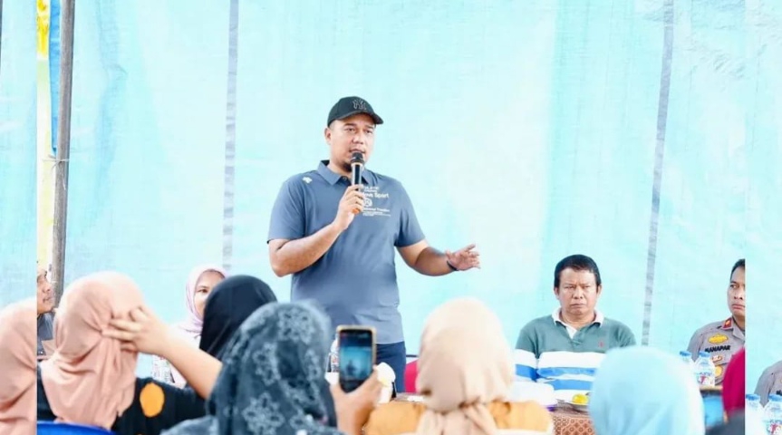 Bupati Inhu, Ade Agus Hartanto S.Sos MSI didampingi Wabup, Ir H Hendrizal MSI saat berdialog dengan warga Desa Bongkal Malang, Kamis (30/5/2025)