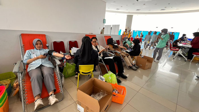 Suasana donor darah di RS Awal Bros Sudirman Pekanbaru, Jumat (30/5/2025).
