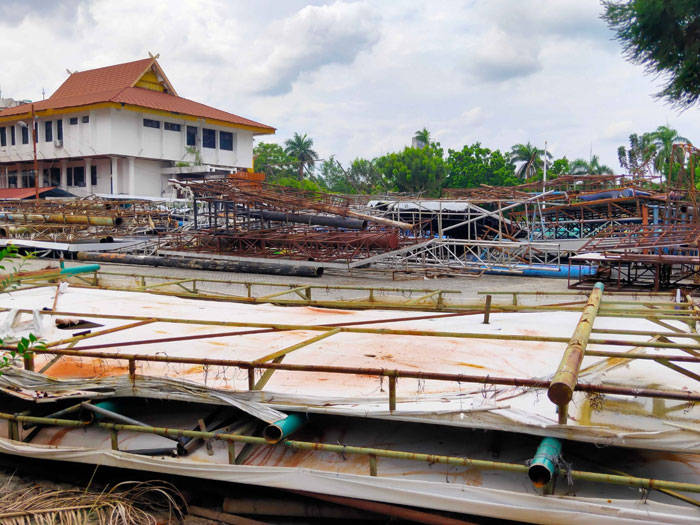 Tumpukan besi bekas bando dan tiang reklame ilegal hasil sitaan menumpuk di halaman Mal Pelayanan Publik (MPP) Pekanbaru.