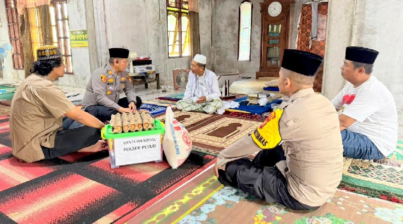 Kapolsek Pujud AKP Boy Setiawan  didampingi sejumlah personil, berbincang bersama tokoh agama sekaligus pimpinan Thariqat di Pujud Selatan Tuan Guru Syekh H ch Khairudin, Jumat (30/5/2025).