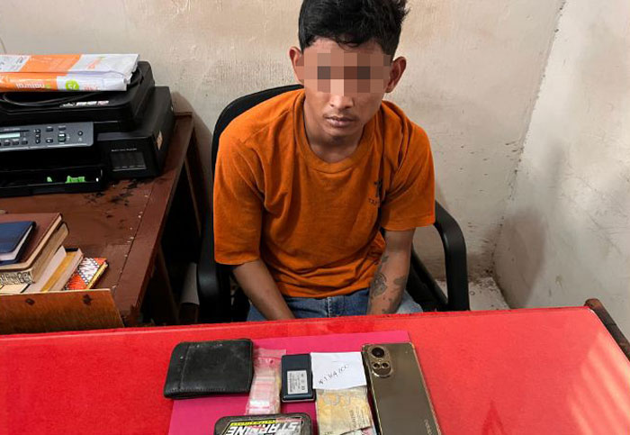 Tersangka inisial RJ dan barang  bukti diamankan di Mapolsek Kemuning Polres Inhil, Rabu (28/5/2025).