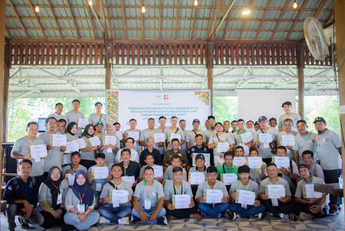 Peserta workshop SAMADE didukung BPDP)berfoto bersama usai kegiatan yang berlangsung kawasan Wisata Inhu Park Kelurahan Pematang Reba, Kecamatan Rengat Barat, Kabupaten Inhu belum lama ini.