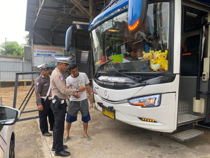 Personil Satlantas Polres Inhil saat melakukan pengecekan kendaraan, Jumat (30/5/2025).
