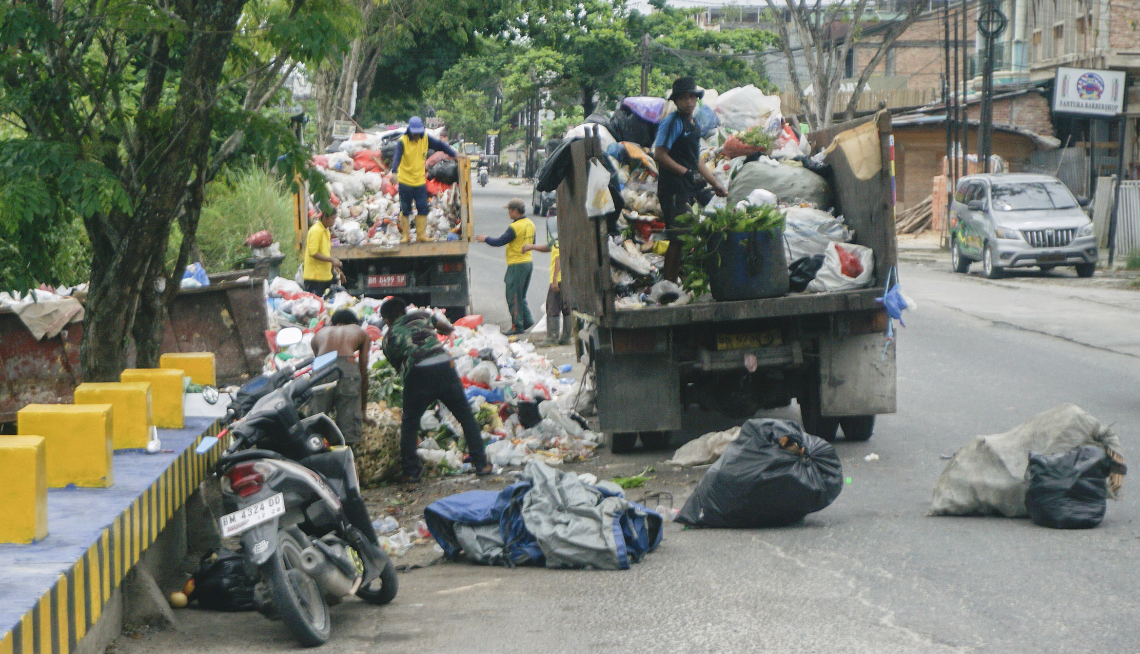 Sejumlah pekerja mengangkut sampah di Jalan Paus, Kecamatan Marpoyan Damai, Kamis (29/5/2025).