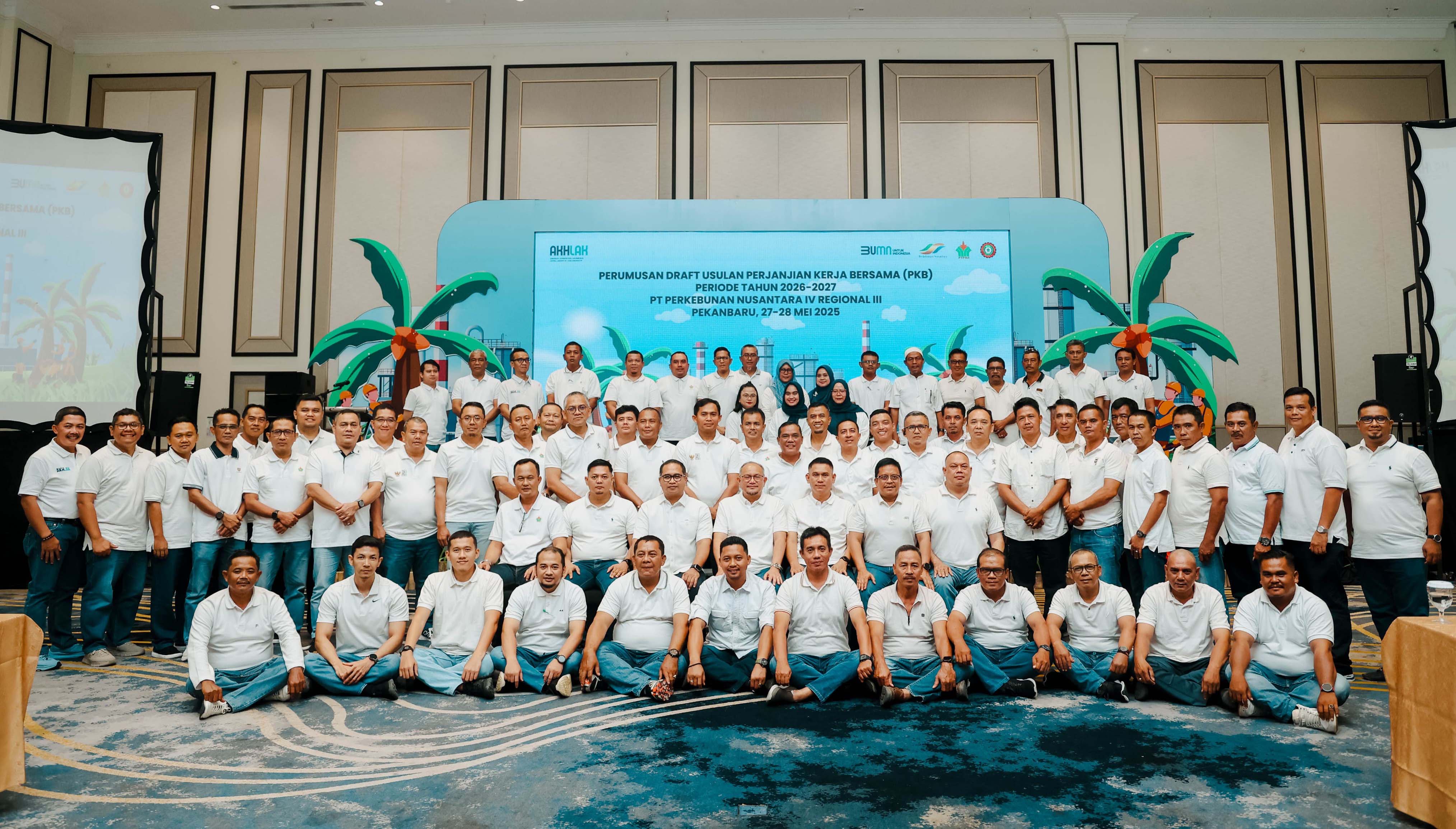 Region Head PTPN IV Regional III Ahmad Gusmar Harahap (tengah/duduk baris kedua) foto bersama manajemen dan karyawan saat pelaksanaan perumusan draf usulan perjanjian kerja bersama periode 2026-2027 di Pekanbaru, beberapa waktu lalu.