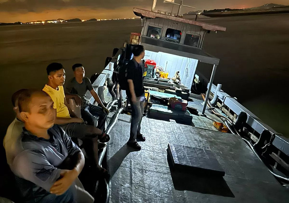 Personel Direktorat Reserse Kriminal Khusus Polda Kepulauan Riau saat mengamankan satu unit kapal kayu yang membawa solar ilegal di Perairan Tanjung Gundap, Batam, Kamis (29/5/2025) dinihari.