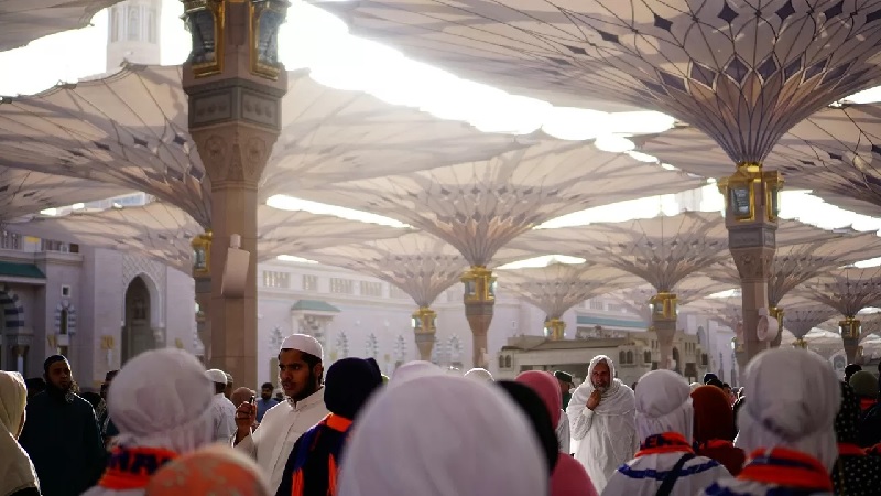 Memahami apa perbedaan haji dan umrah membantu umat Islam menjalankan ibadah dengan penuh kesadaran dan keikhlasan di Tanah Suci.