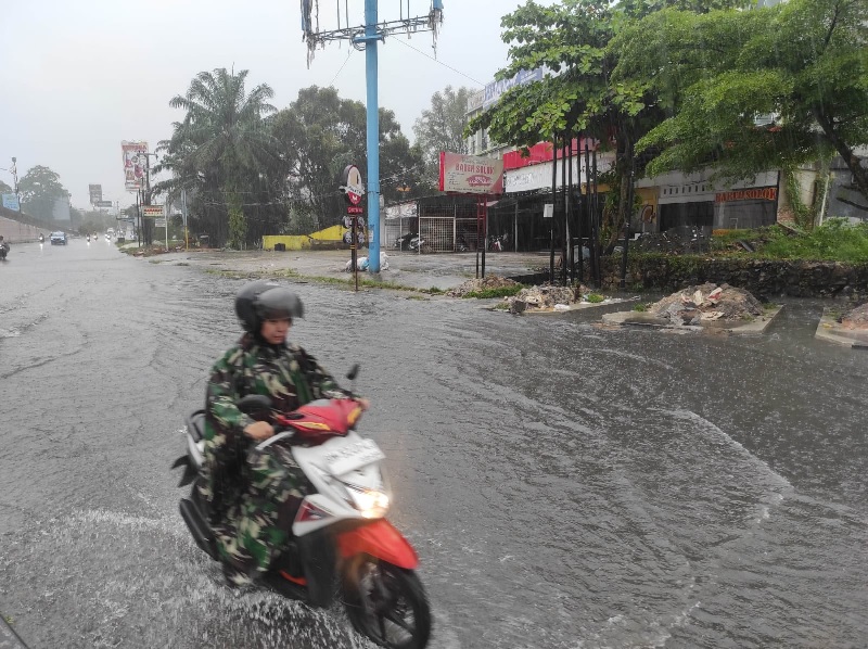 Pengendara menembus hujan ketika melintas di persimpangan Pasar Pagi Arengka, Pekanbaru, Sabtu (31/5/2025) Pagi