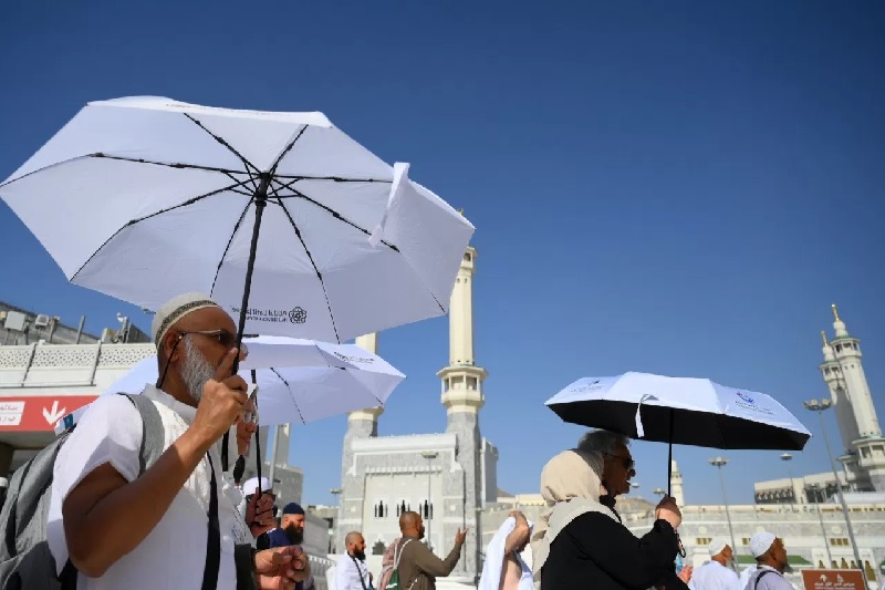 Jemaah menggunakan payung saat berjalan di Masjidilharam, Makkah, Arab Saudi, Selasa (27/5/2025). Suhu di Makkah bisa mencapai 43 derajat celcius.