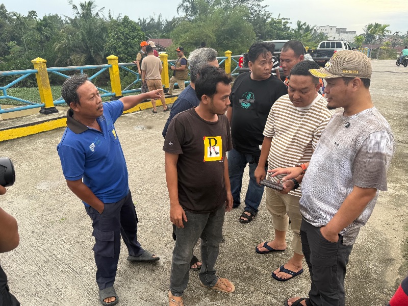 Wali Kota (Wako) Pekanbaru, Agung Nugroho, saat turun langsung ke lapangan meninjau titik-titik banjir di Kota Pekanbaru, Sabtu (31/5/2025).