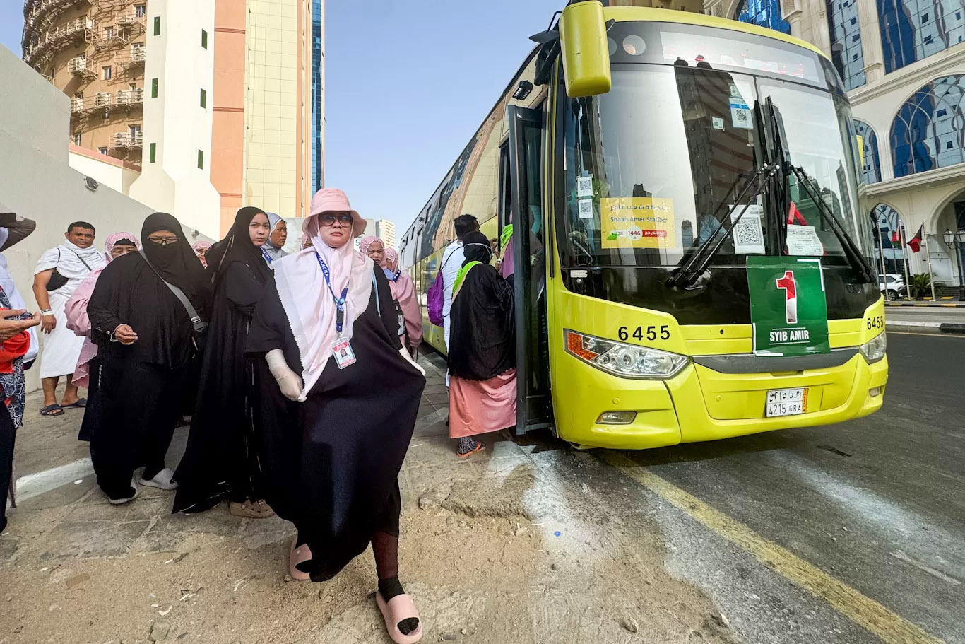 Jemaah calon haji (JCH) Indonesia turun dari bus shalawat, beberapa waktu lalu.
