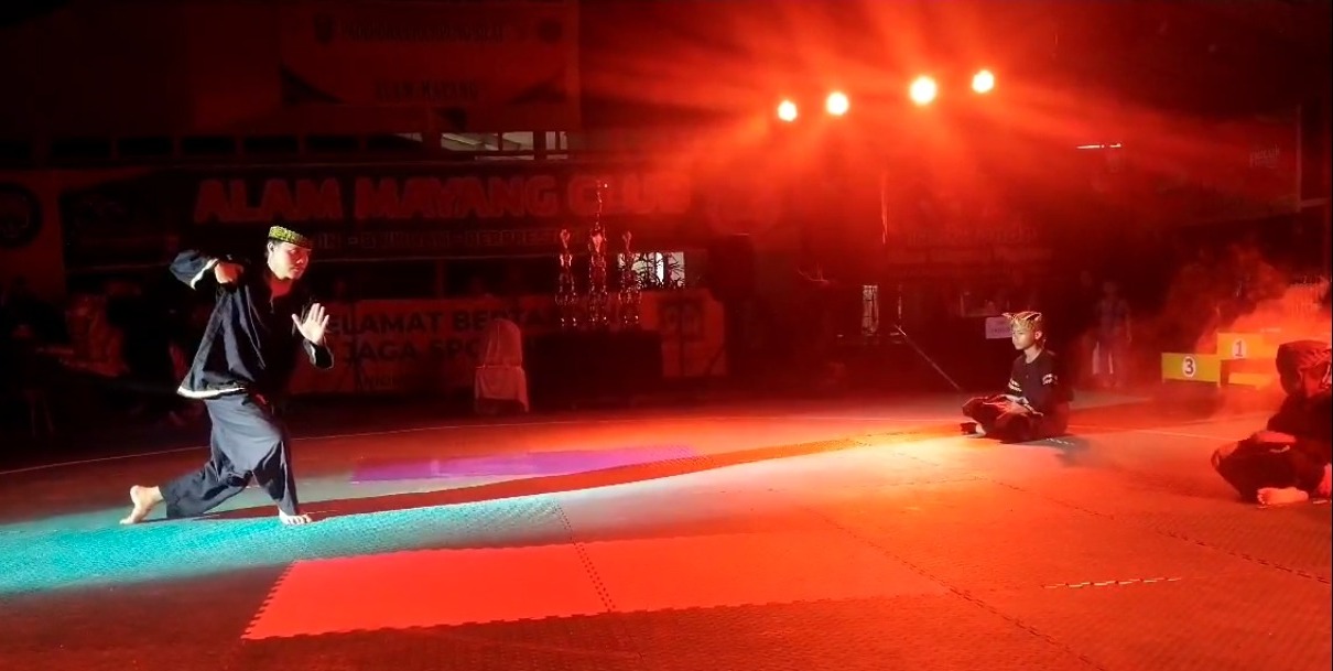 Penampilan peserta dalam Kejuaraan Silat Jambore Nasional Silat Lintau yang Ke-7 piala bergilir Kapolresta Cup ke-3 di Kampung Silat Tuah Negeri Melayu Riau di Taman Rekreasi Alam Mayang, Jumat.