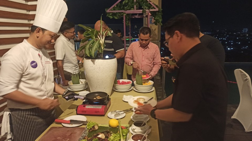 Fox Hotel Pekanbaru Launching Barbeque (BBQ) dengan tema "Thai Journey" di SKY Pool lantai 15 Fox Hotel Pekanbaru, pada Sabtu (31/5/2025) malam .