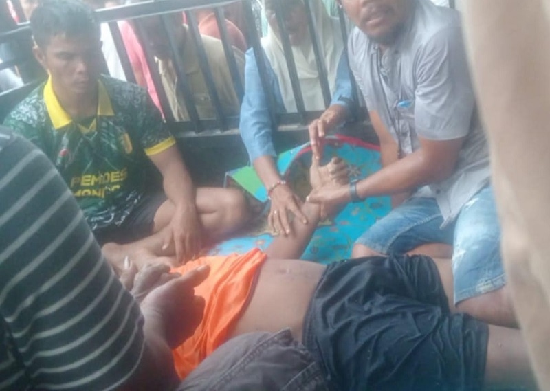 Edi anak pacu Jalur Cakaran Garuda Baru Atom Desa Koto Simandolak Kecamatan Benai saat dilakuian pemeriksaan tim medis, Ahad (1/6/2025).