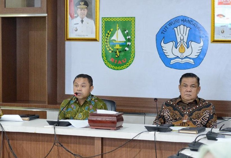 Gubri Abdul Wahid dan Wagubri SF Hariyanto saat mengunjungi Kantor Disdik Riau, beberapa waktu lalu.