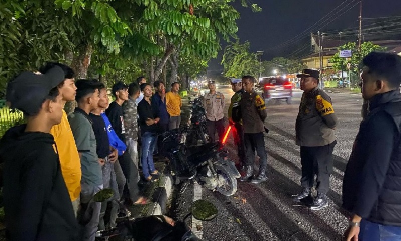 Polres Kampar menggelar Patroli Blue Light  dengan melibatkan sejumlah personel berkeliling Kota Bangkinang dan sekitarnya, Sabtu (31/5/2025) malam.