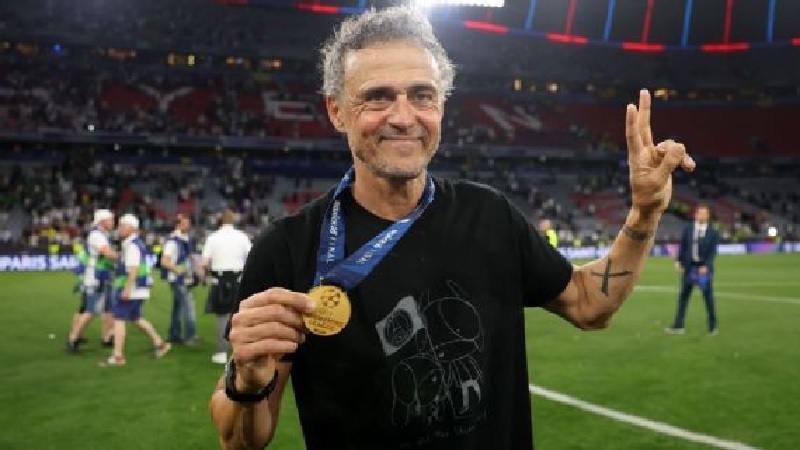 Luis Enrique dengan mengenakan kaos untuk menghormati mendiang putrinya saat menerima medali pemenang Liga Champions.