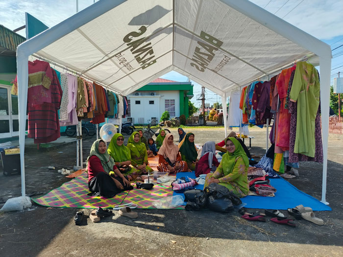 Muslimat NU Kabupaten Bengkalis bersama Baznas menggelar Bazar murah pakaian layak pakai di Sekretariat NU, Jalan Kelapapati Darat, Bengkalis, Sabtu (1/6/2025).