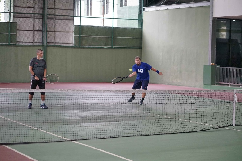 Peserta saat bertanding memperebutkan tiket menuju semifinal kejuaraan Tenis Lapangan Pelti Riau CTS Cup I di Lapangan Tenis Indoor Korem 031/Wira Bima Pekanbaru, Sabtu (31/5/2025).