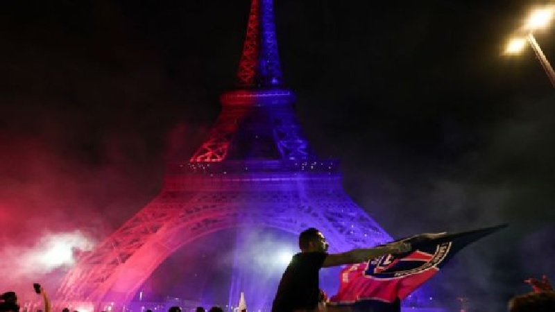 Gas air mata digunakan di dekat stadion dan meriam air digunakan di dekat Arc de Triomphe untuk membubarkan kerumunan yang riuh.