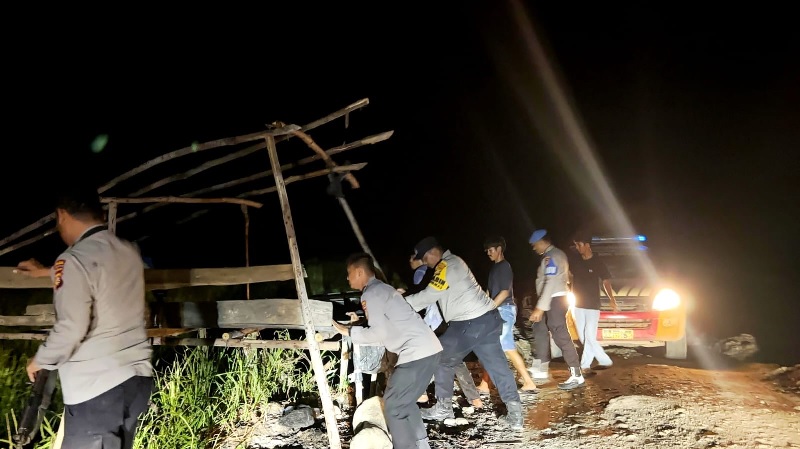 Personel Polsek Bonai Darussalam langsung turun ke TKP dan membongkar portal dugaan pungli di ruas jalan provinsi di Dusun Betung Desa Sontang menuju batas Duri. Jumat (30/5/2025) malam.