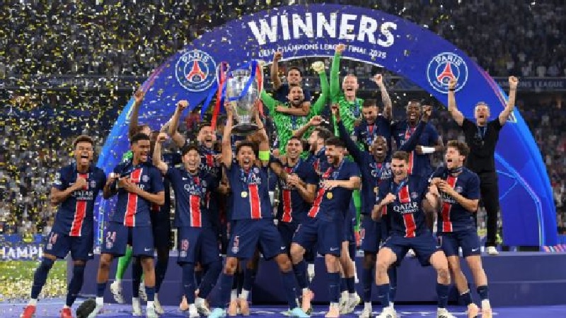 PSG mengangkat trofi Liga Champions untuk pertama kalinya setelah menang telak 5-0 atas Inter Milan pada laga final di Munich,