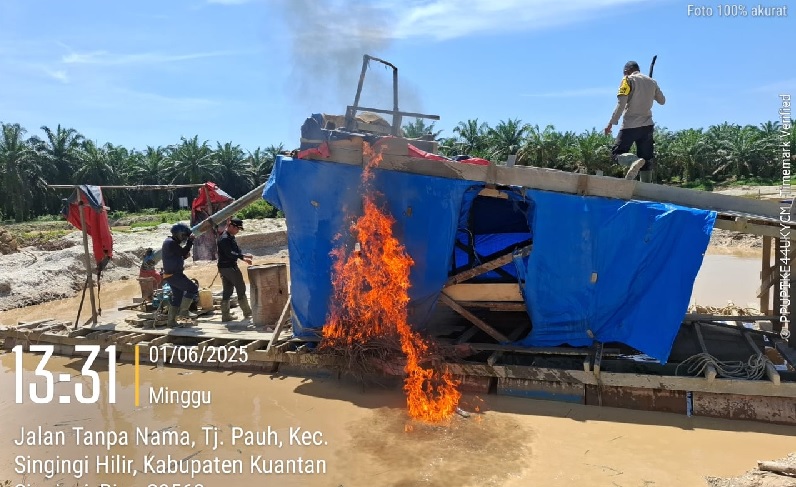 Empat rakit PETI yang ditinggal kosong pemiliknya dibakar Polsek Singingi Hilir dalam operasi penertiban, Ahad (1/6/2025).