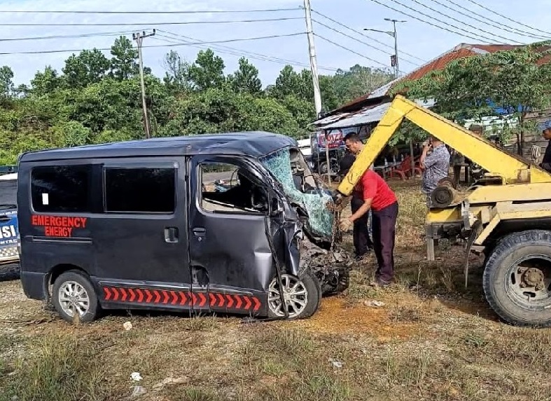 Personel Satlantas Polres Pelalawan melakukan evakuasi satu unit mobil SUV dan satu unit ambulans yang ringsek setelah mengalami tabrakan maut di Jalan Lintas Timur Kilometer 86 Desa Kemang.