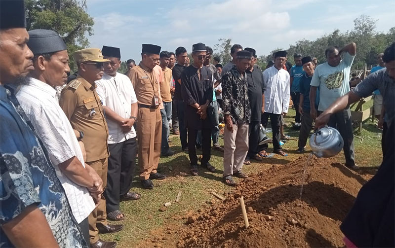 Kadis Budpar Kuansing, Drs  Azhar MM mengantarkan jenazah anak pacu Jalur Cakaran Garuda Baru Atom Pertama Kuantan, Senin (2/6/2025) di pemakaman Desa Koto Simamdolak Benai.