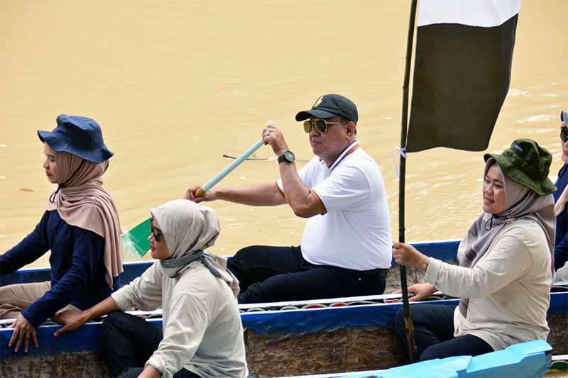 Ketua DPRD Kuansing, H Juprizal SE MSi (baju putih) mendayung jalur saat membuka iven pacu jalur mini di Pucuk Rantau, Ahad (1/6/2025) .
