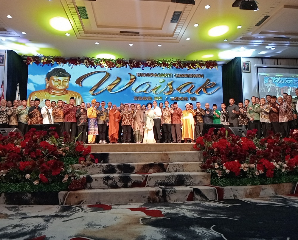 Gubri Abdul Wahid (tengah) beserta istri foto bersama seluruh tokoh organisasi keagamaan Tionghoa di Pekanbaru dan Provinsi Riau saat perayaan Dharmasanti Sannipata Waisak 2569 BE di Hotel Furaya