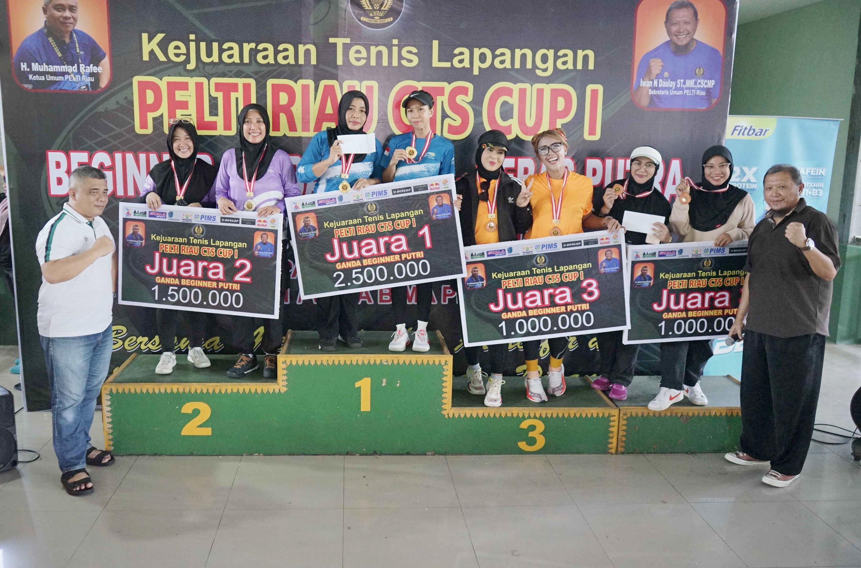 Ketua Umum Pelti Riau H Muhammad Rafee (kiri), Sekretaris Umum Pelti Riau Iwan Daulay (kanan) foto bersama pemenang kategori beginner Kejuaraan Tenis Lapangan Pelti Riau CTS Cup I di Lapangan Tenis Indoor Korem 031/Wira Bima, Pekanbaru, Ahad (1/6/2025).