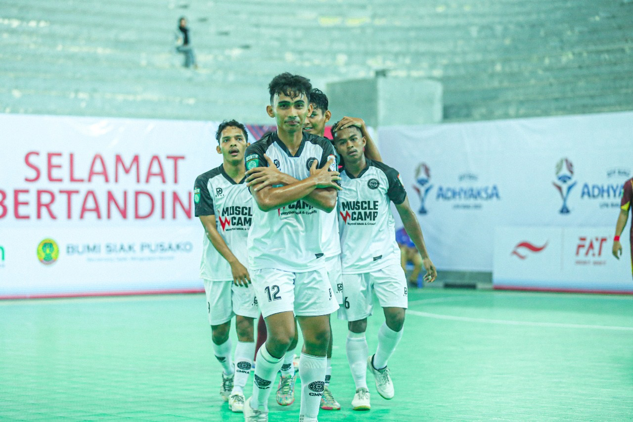Pemain Cemana FC melakukan selebrasi usai mencetak gol  ke gawang Axix Futsal dalam laga terakhir penyisihan Grup A Adhyaksa LFN Riau 2025 di Hall A Sport Center Rumbai, Ahad (1/6/2025).