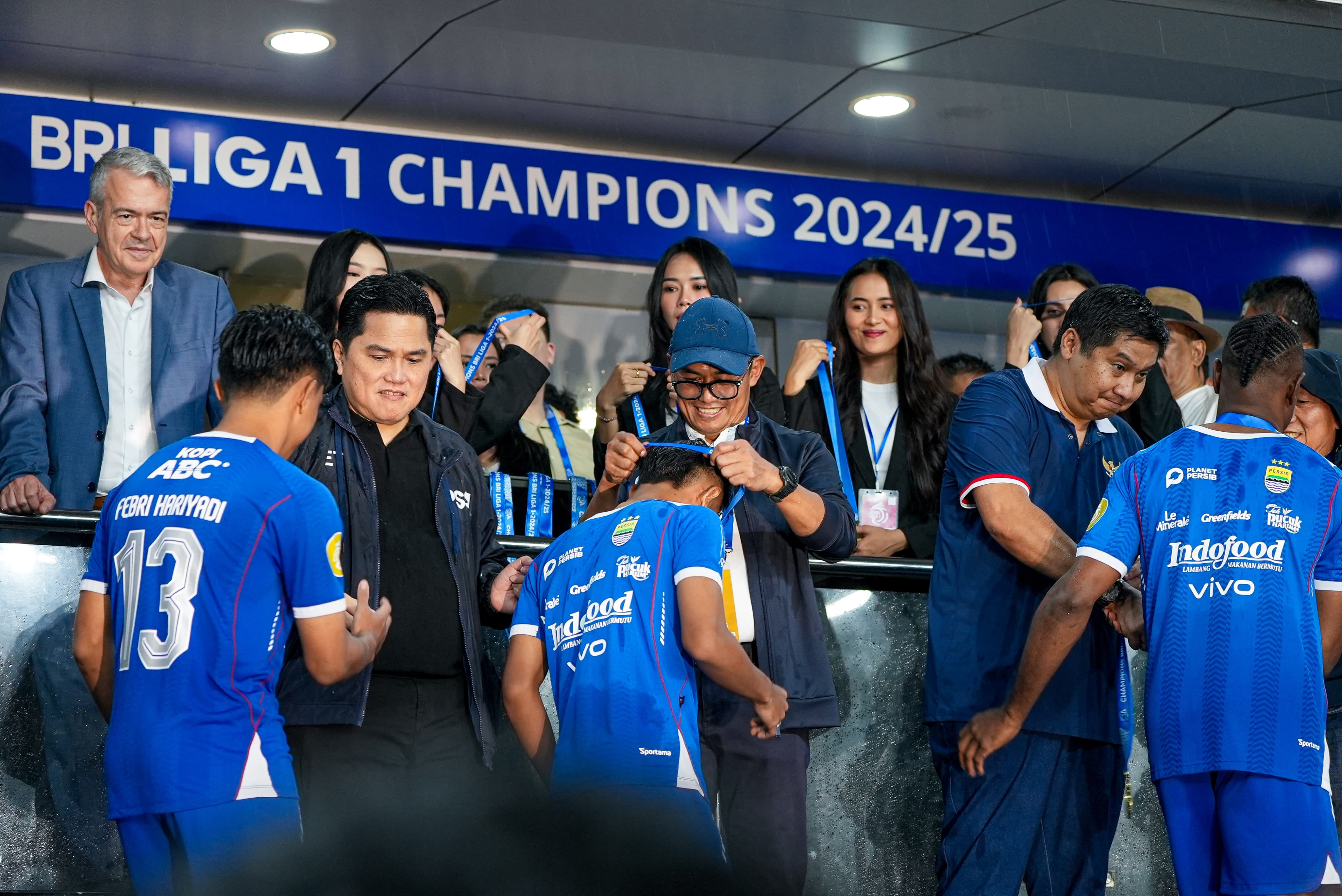 Ketua Umum PSSI Erick Thohir, Menteri Perumahan dan Kawasan Permukiman RI Maruarar Sirait, Direktur Manajemen Risiko BRI Mucharom, serta Direktur Utama PT LIB Ferry Paulus