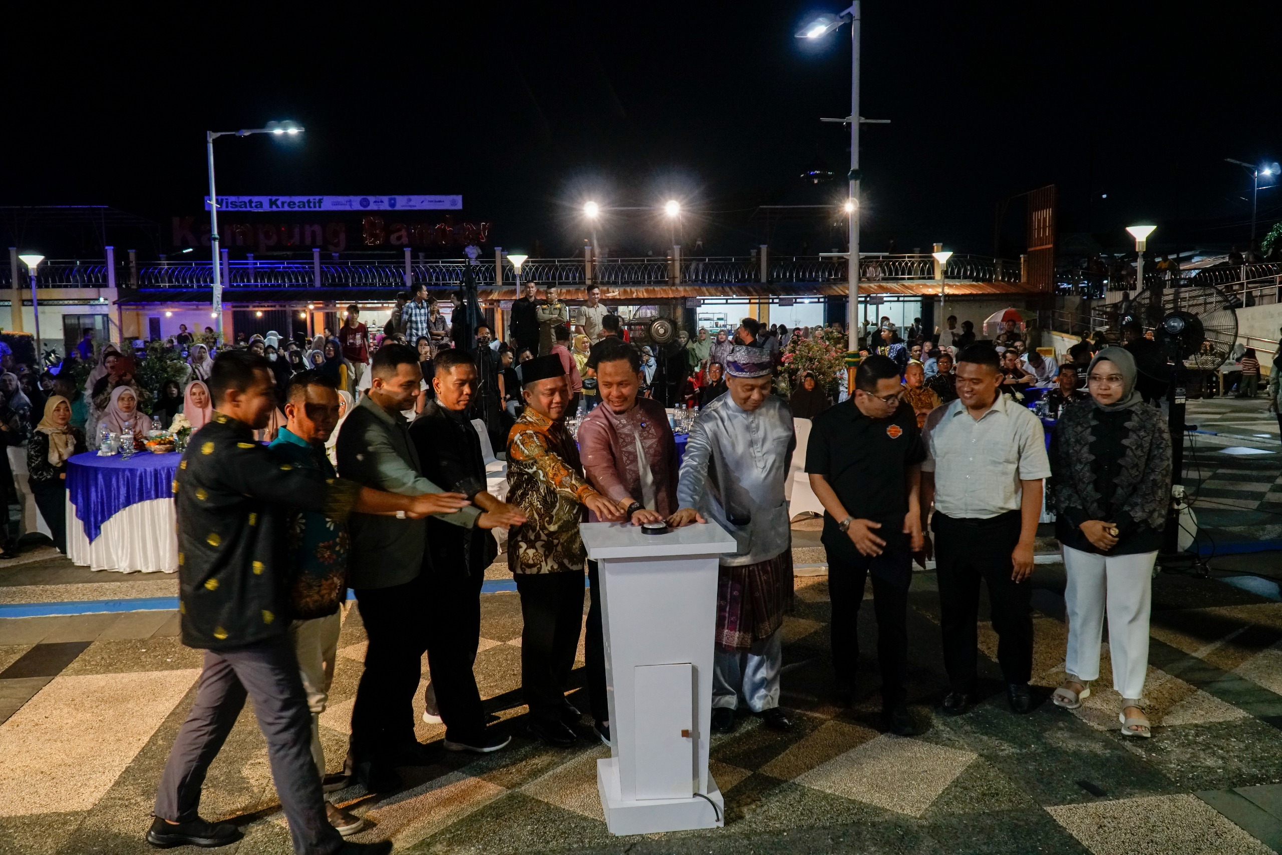 Wali Kota Pekanbaru Agung Nugroho dan Wakil Walikota Pekanbaru Markarius Anwar bersama Forkopimda Kota Pekanbaru saat peluncuran logo HUTKota Pekanbaru ke-241 di Rumah Tuan Kadi, Pekanbaru, Senin.