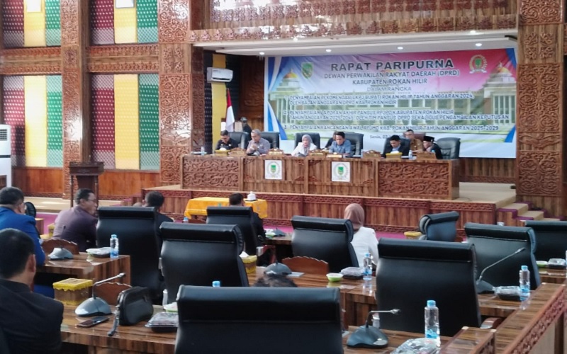 Suasana di ruang paripurna DPRD Rohil, Senin (2/6/2025).