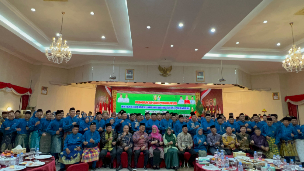 Pengurus IKKS foto bersama dengan Bupati Kuansing Dr H Suhardiman Amby MM, mantan Gubri HM Rusli Zainal dan para tokoh lainnya di Gedung Balai Serindit Provinsi Riau, Sabtu (31/5/2025).
