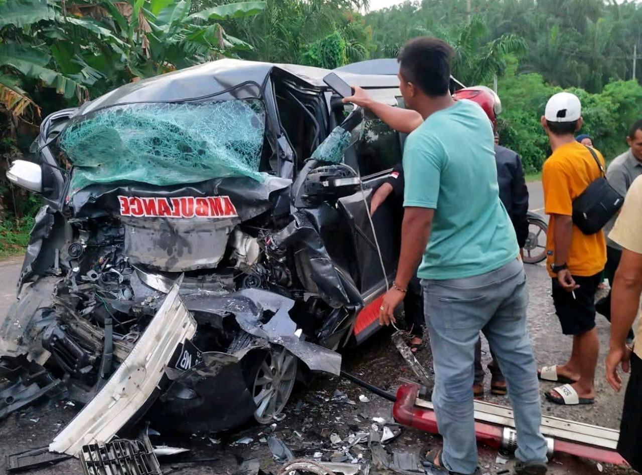 : Kondisi ambulans ringsek usai bertabrakan dengan mobil SUV yang mengakibatkan dua korban meninggal di TKP, Ahad (1/6/2025). Warga merekam kondisi kendaraan yang terlibat tabrakan maut di Jalan Linta