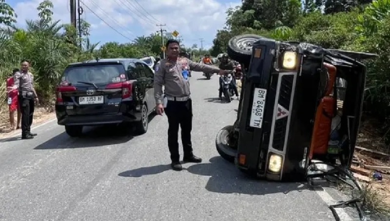 Petugas saat melakukan olah TKP di lokasi kecelakaan maut di Jalan Raja Panjang Okura, Kecamatan Rumbai Pesisir, Pekanbaru, Senin (2/6/2025).