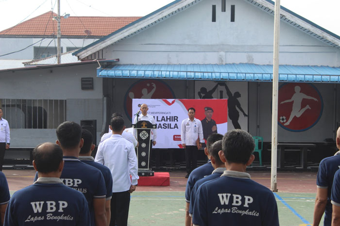 WBP Lapas Kelas IIA Bengkalis mengikuti upacara peringatan Hari Lahir Pancasila di lapangan serba guna Lapas, Senin (2/6/2025).
