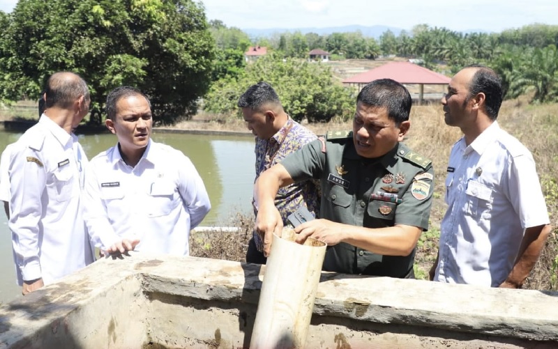 Sekretaris DKPP Rohul Zulfikar SP (kanan) bersama OPD terkait dan TNI meninjau kondisi jaringan irigasi di Kecamatan Rambah Samo, baru-baru ini.