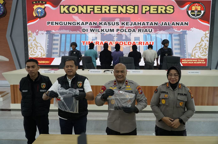 Wakapolda Riau Brigjen Pol Andrianto Jossy (2 kanan), Dirkrimum Polda Riau, Kombes Pol Asep Dermawan (2 kiri) memberikan keterangan saat ekspos kasus kejahatan jalanan di Wilkum Polda Riau