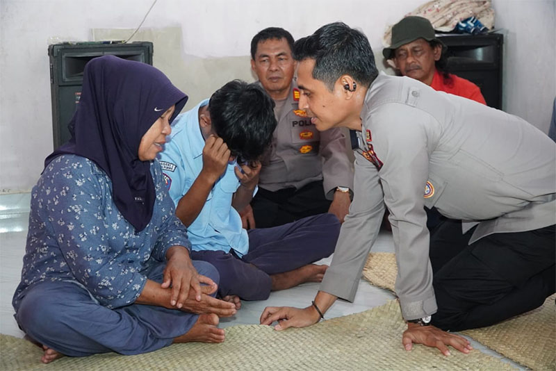 Resta Lubis didampingi ibunya Mariatun menaris haru saat dikunjungi Kapolres Rohul AKBP Emil Eka Putra SIK SH MSi beserta rombongan di rumahnya Desa Bangun Purba Timur Jaya, Selasa (3/6/2025).