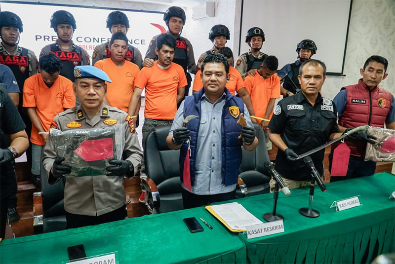 Kasat Reskrim Polresta Pekanbaru, memberikan keterangan dan memperlihatkan barang bukti senjata tajam lima orang tersangka, penguasaan lahan tanpa hak milik, di wilayah Rumbai, Selasa (3/6/2025).